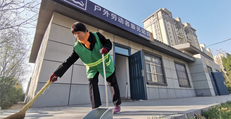 聊城：光岳路旁两处户外劳动者服务站点温暖上线