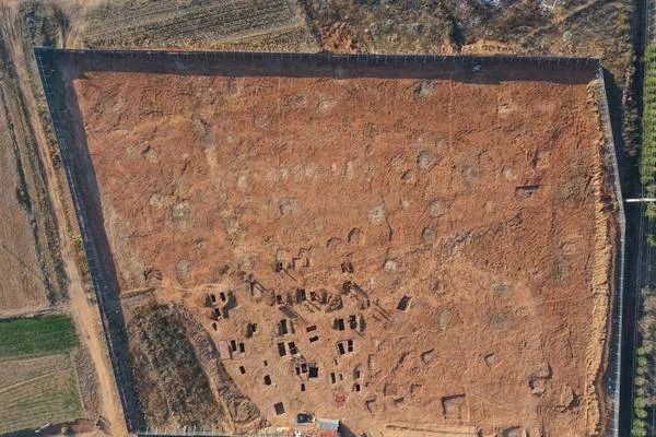 盛家庄遗址墓葬航拍图。
