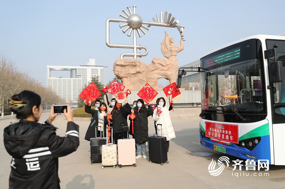 1月8日，在位于山东青岛西海岸新区的中国石油大学（华东），工作人员在给返乡大学生拍照留念。(张进刚