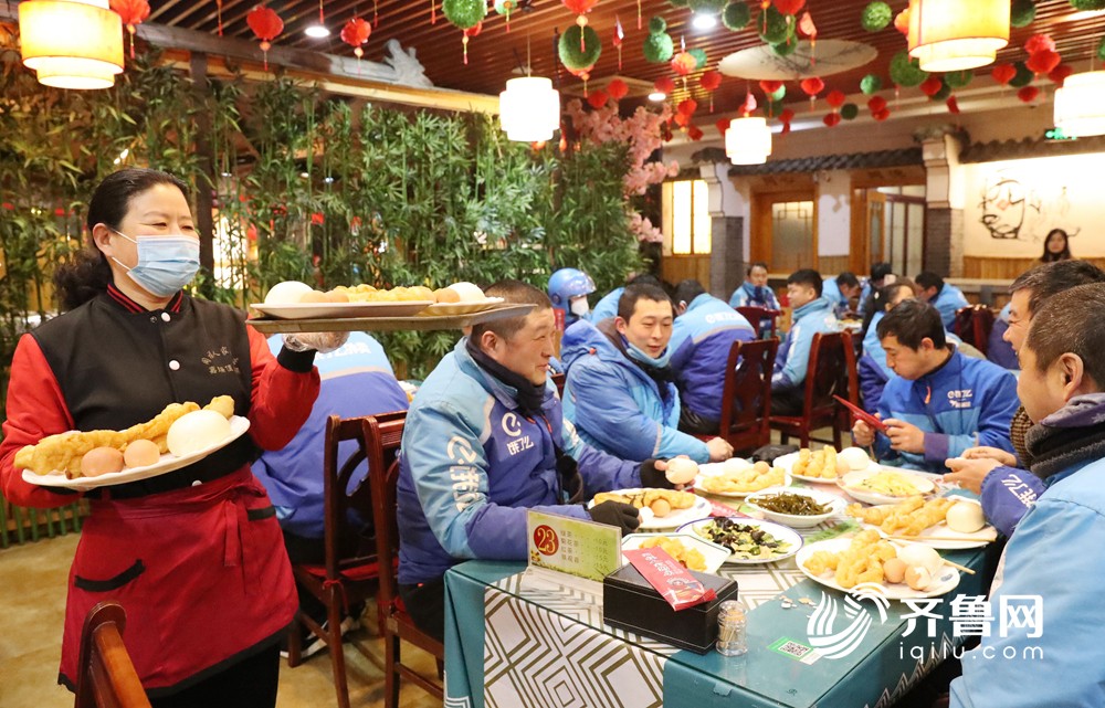 1月10日，饭店的工作人员在给外卖小哥上餐。(张进刚