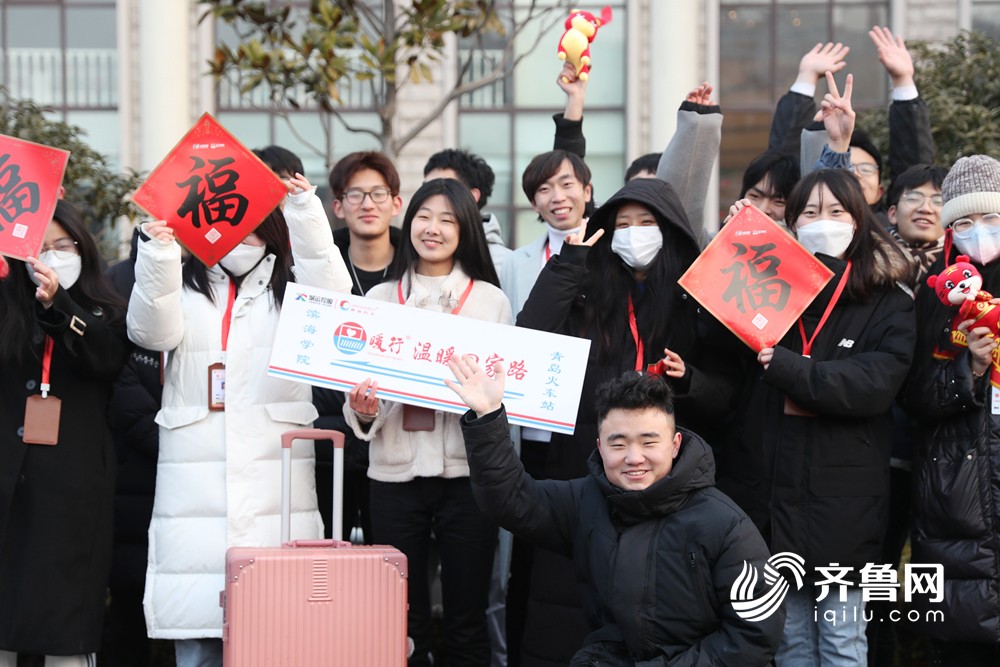 1月8日，在位于山东青岛西海岸新区的滨海学院，返乡大学生在合影留念。(张进刚