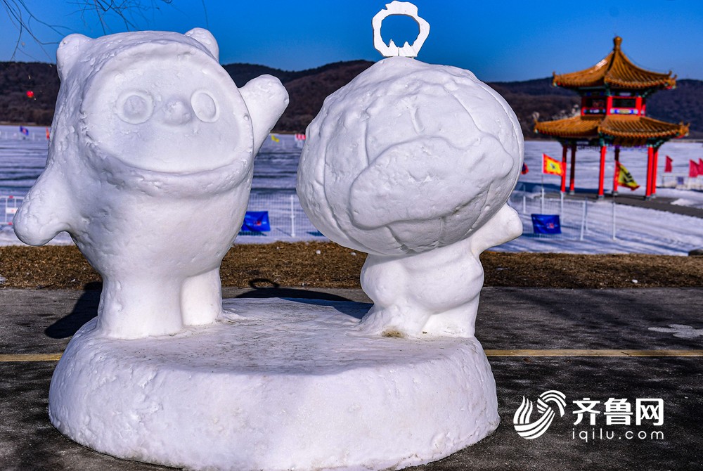 2022年1月13日，辽宁沈阳，百余近2米高的北京2022年冬奥会和冬残奥会吉祥物“冰墩墩”“雪容融”雪雕造型亮相沈阳。
