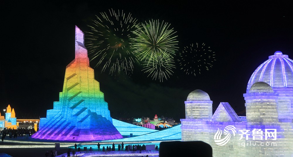 哈尔滨，冰雪大世界上演场烟花秀，游客与2021年告别，迎接2022年的到来。
