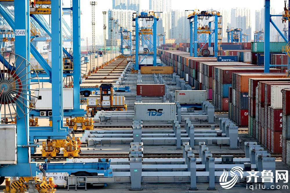 1月14日，在山东港口青岛港全自动化码头，自动导引车在集装箱堆场运送货物。（张进刚