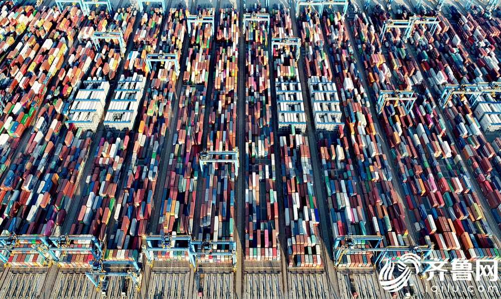 1月14日，在山东港口青岛港全自动化码头集装箱堆场，高速轨道吊来回穿梭运送货物。（张进刚