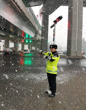組圖｜以“雪”為令 山東交警全員上路保道路通暢