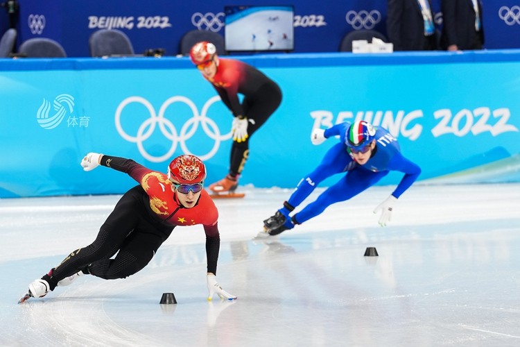 首金！中邦队勇夺北京冬奥会短道速滑混淆集团接力冠军