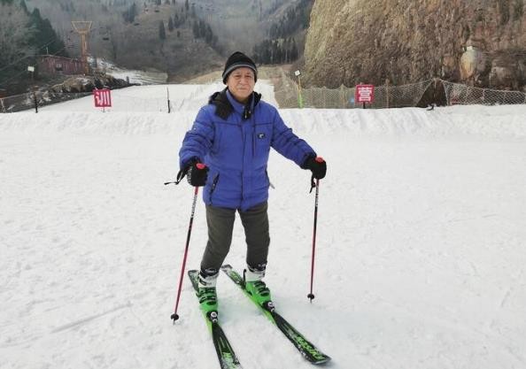 冬奥会不能“光看不练”济南七旬老人迷上滑雪