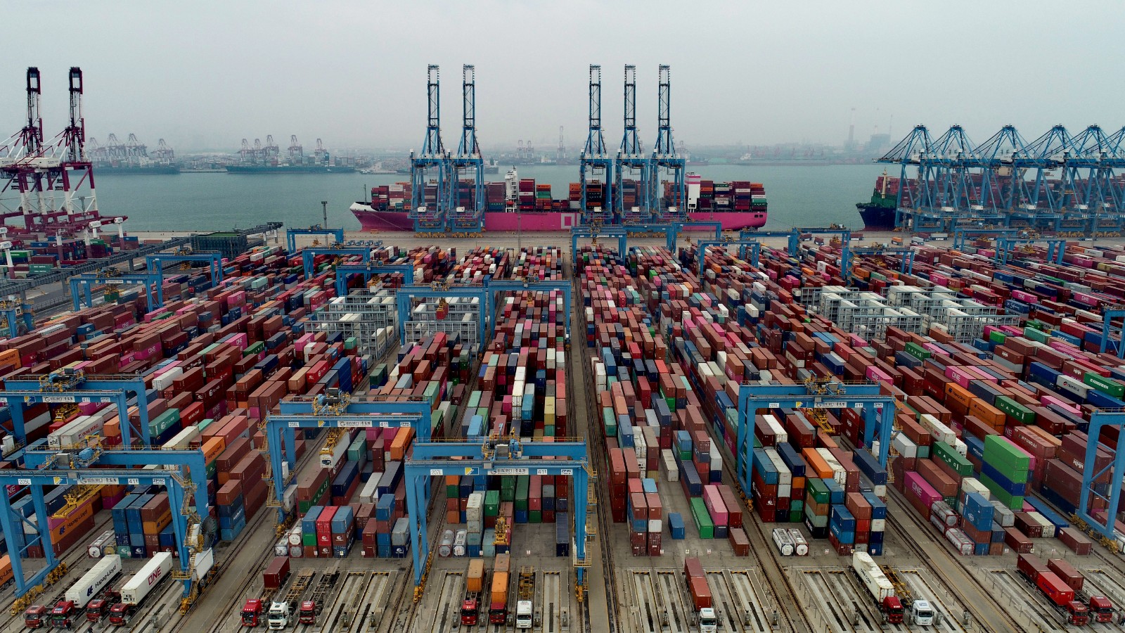 4月5日，在山东港口青岛港全自动化码头，高速轨道吊在堆场来回穿梭。（张进刚