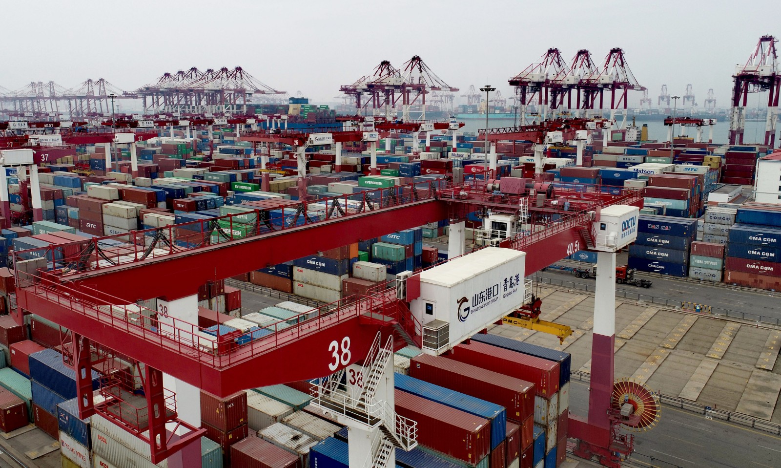 4月5日，山东港口青岛港前湾外贸集装箱码头的堆场一派繁忙。（张进刚