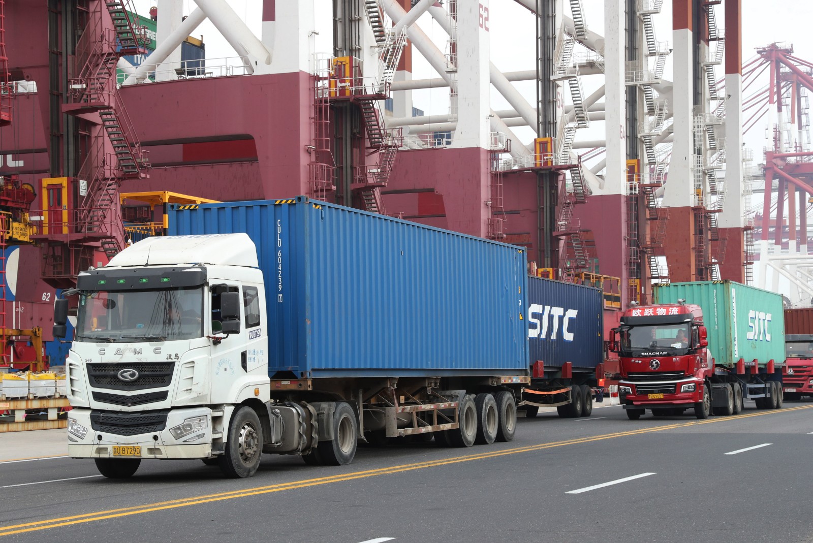 4月5日，在山东港口青岛港前湾外贸集装箱码头，数艘货轮靠泊在码头装卸货物。(张进刚