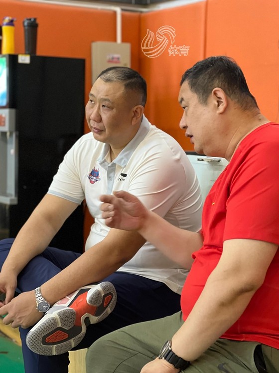 王晗,前北控男篮主帅丁伟加盟山东男篮教练组出任主教练和助理教练