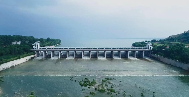 潍坊峡山水库2022年汛期首次开启溢洪闸泄水