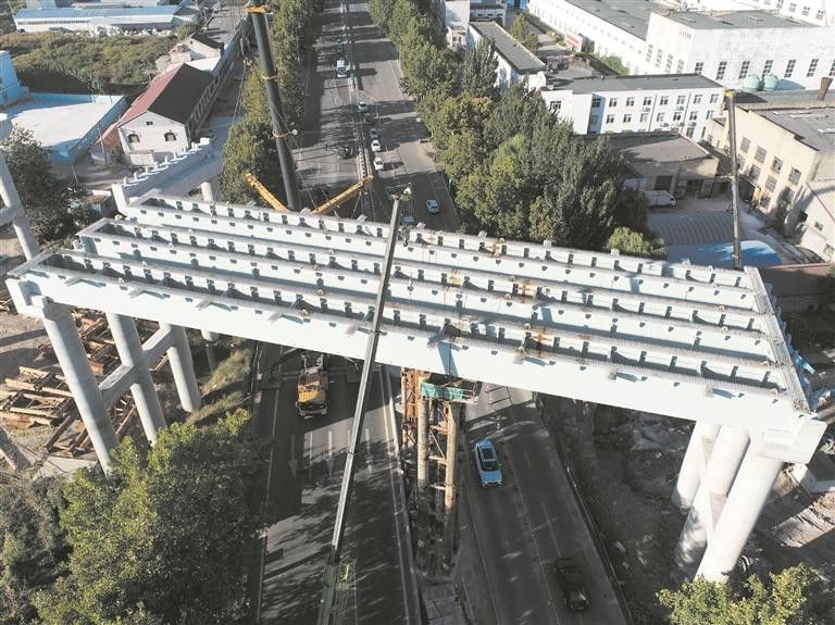 济潍高速项目四标段一工区完成首跨钢箱梁架设