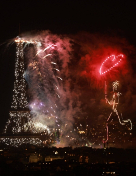 奥运会火种抵达！巴黎埃菲尔铁塔上演光影大秀