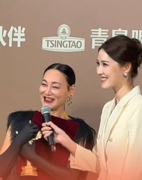 惠英紅在華表獎(jiǎng)?lì)C獎(jiǎng)典禮現(xiàn)場(chǎng)推薦家鄉(xiāng)青島