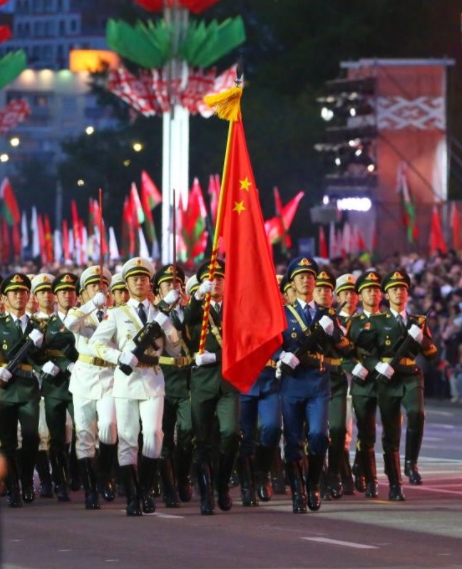 解放軍儀仗分隊參加白俄羅斯紀念衛國戰爭勝利80周年閱兵