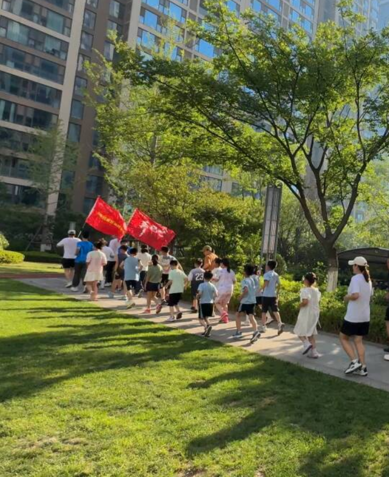 高温天气热情不减！日照这个小区“萌娃晨跑团”开跑