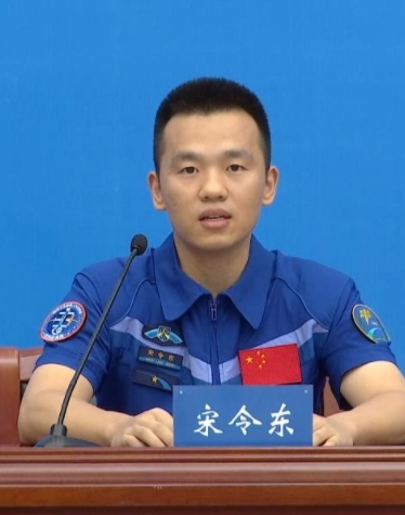 宋令东回顾出舱瞬间：“那一刻 圆梦了”