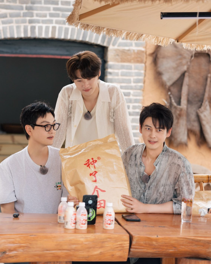 郭品超、张晓谦、俞更寅变身“乡村货郎” 开启助农直播