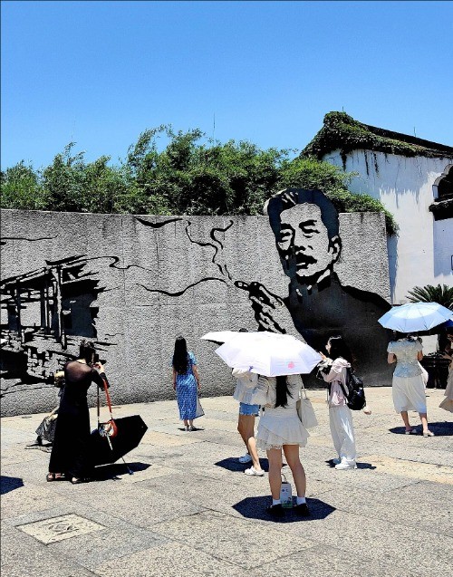 追光记丨“鲁迅夹烟”又能怎？