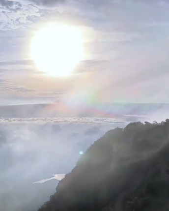 雨霁泰山云海翻涌 彩虹云晕染天际