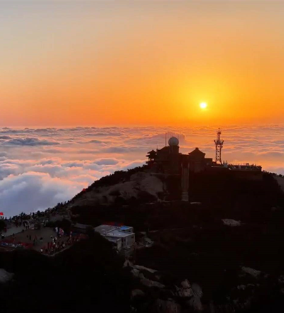 天朗气清登岱顶 初秋风光正宜人