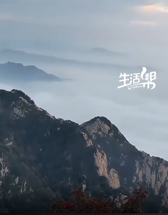 泰山山顶云海翻涌 像极了现实版水墨画