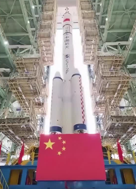 神舟二十一号船箭组合体已转运至发射区
