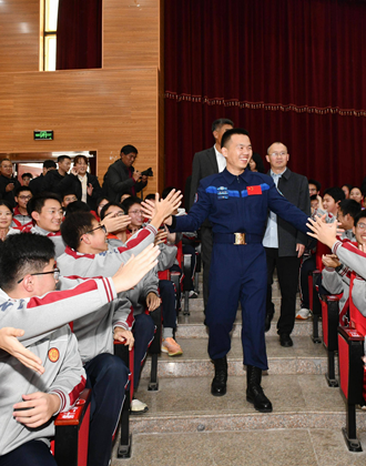 “英雄航天员”宋令东返回山东老家 点亮学子航天梦