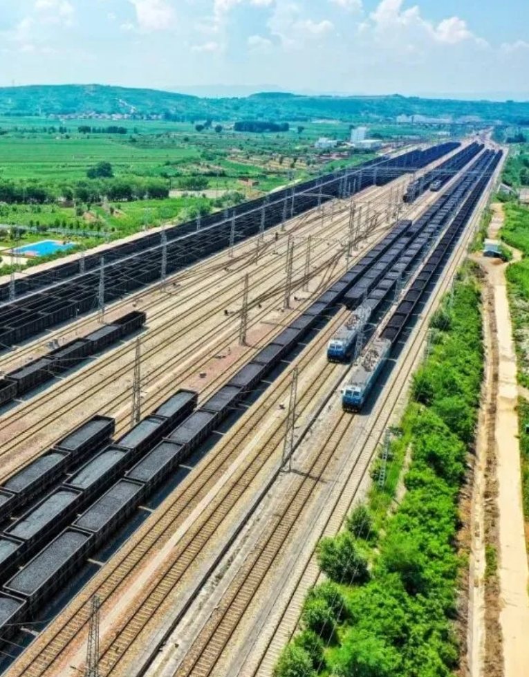 超长火车震撼再现！数数有多少节车厢？