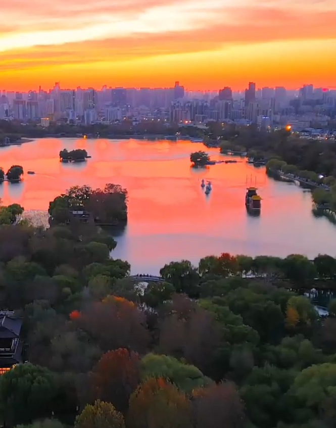 大明湖的晚霞，是初冬写给济南的情书