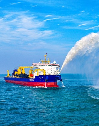 我国自研亚洲最大耙吸挖泥船“通浚”轮海试成功