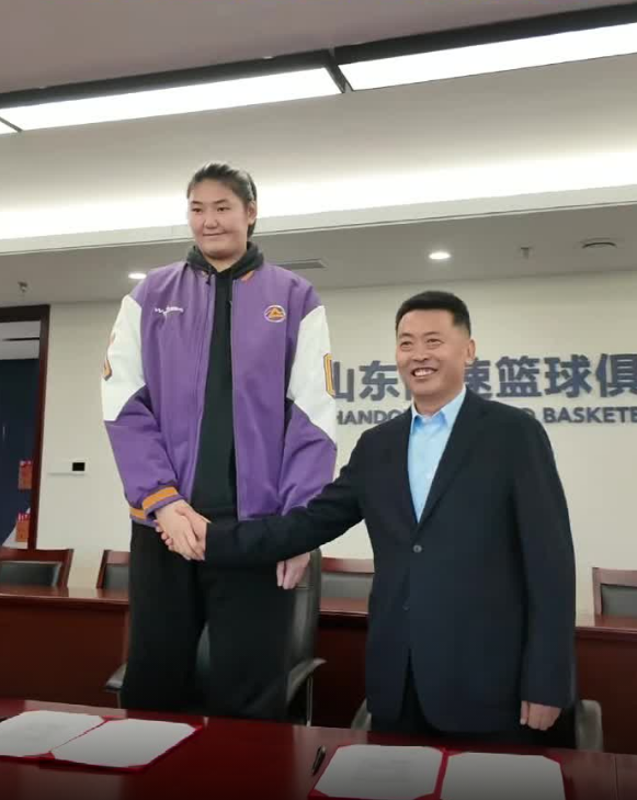 “小巨人”张子宇正式加盟山东高速女篮