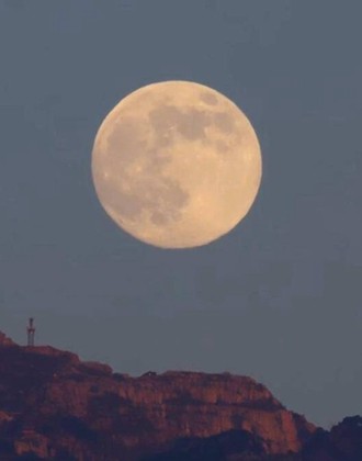 “XXXL号”圆月掠过泰山日观峰