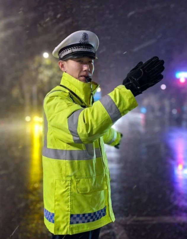 山东多地迎来降雪 雪中这一幕幕让人安心又暖心