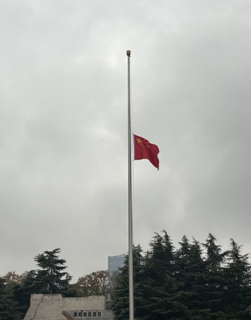 侵华日军南京大屠杀遇难同胞纪念馆下半旗
