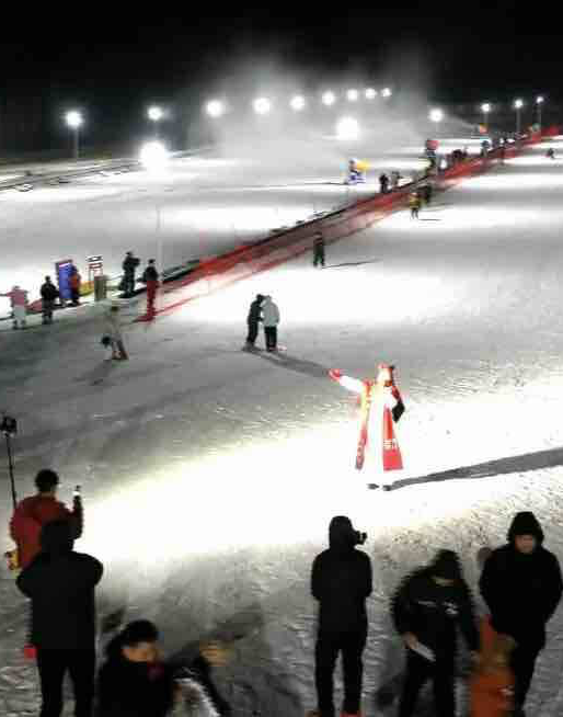 五莲山滑雪场：元旦夜滑 热“雪”沸腾