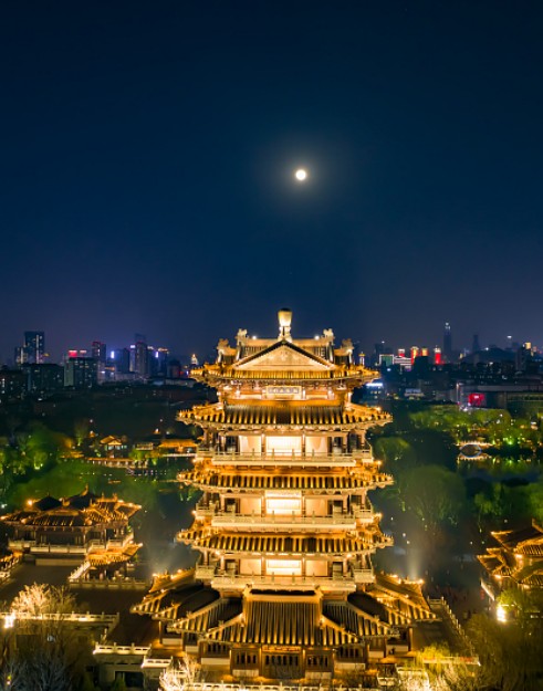 夜游大明湖，一眼醉济南