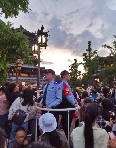 热闹的背后是他们在坚守！