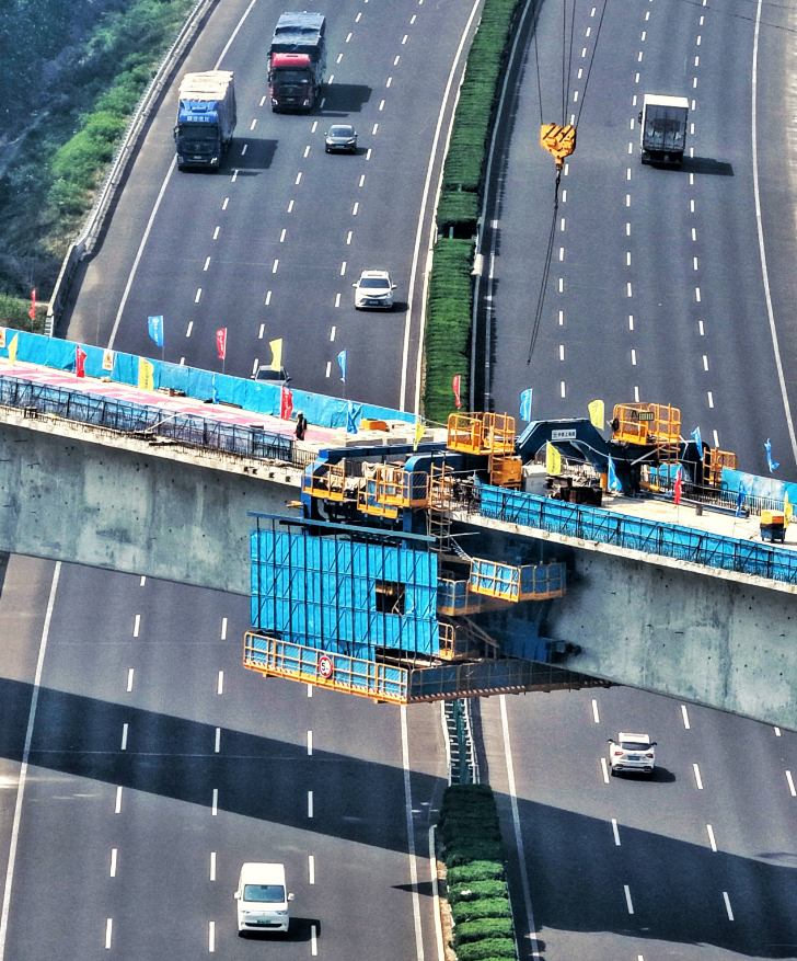 中铁上海局潍宿高铁跨京沪高速连续梁顺利合龙