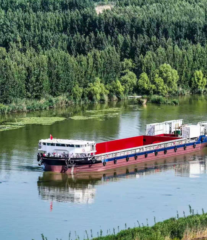 中国首艘出口纯电内河集装箱船在京杭运河圆满试航