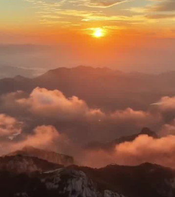 秋临岱宗 流云晚霞写尽山河诗意