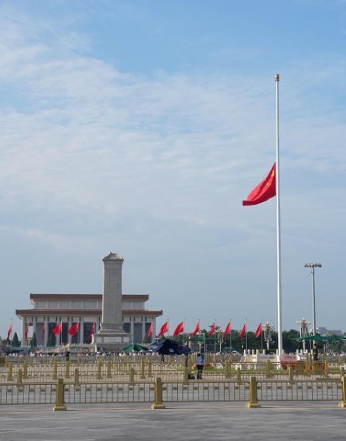 天安门下半旗悼念朱镕基同志