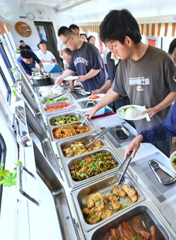 坐火车也能吃自助啦