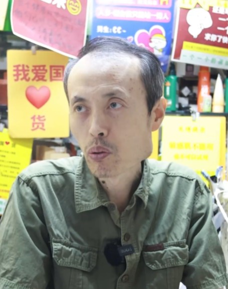 6平方米摊位坚守25年 “山师大叔”和他的国货情结
