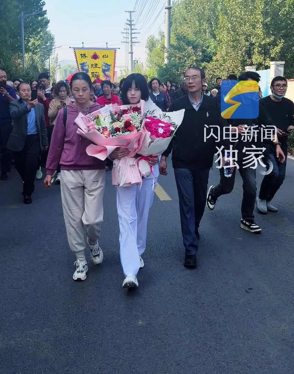 首位亚运电竞女子冠军穆欣月回家 淄博老乡敲锣打鼓迎接