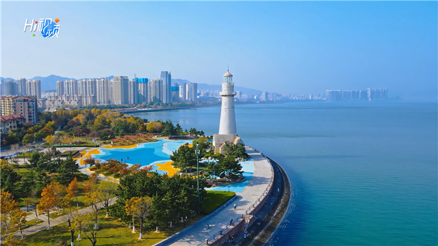 威海悅海公園碧空如洗層林盡染佳景醉遊人