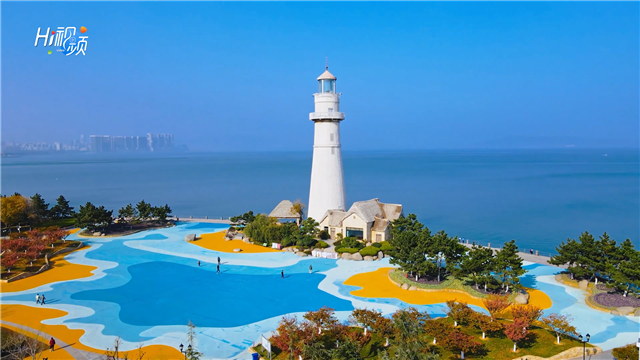 威海悅海公園碧空如洗層林盡染佳景醉遊人