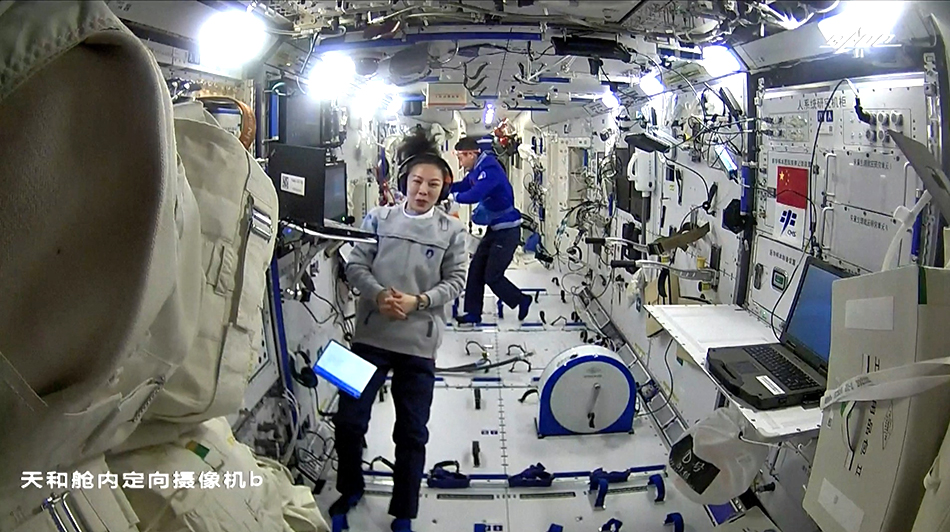 2021年12月6日,王亚平正在中国空间站备课。视频截图